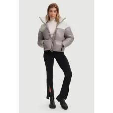 Krótka damska kurtka puchowa Noize Lotte Cropped Puffer S z pluszowym kołnierzem – szaro-beżowa