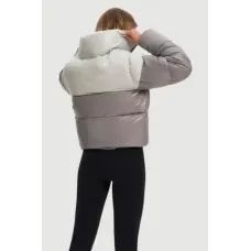 Krótka damska kurtka puchowa Noize Lotte Cropped Puffer S z pluszowym kołnierzem – szaro-beżowa